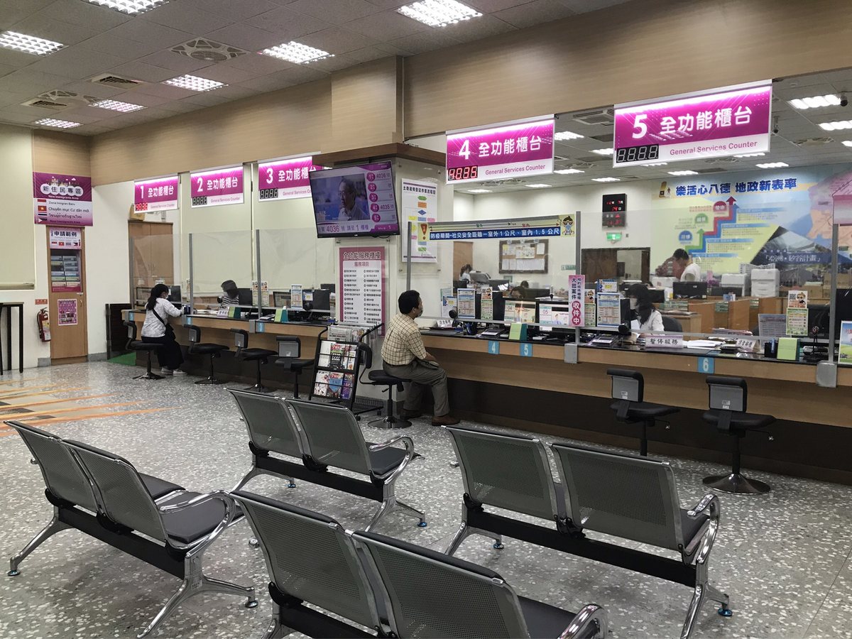八德地政事務所等候區與全功能櫃檯
