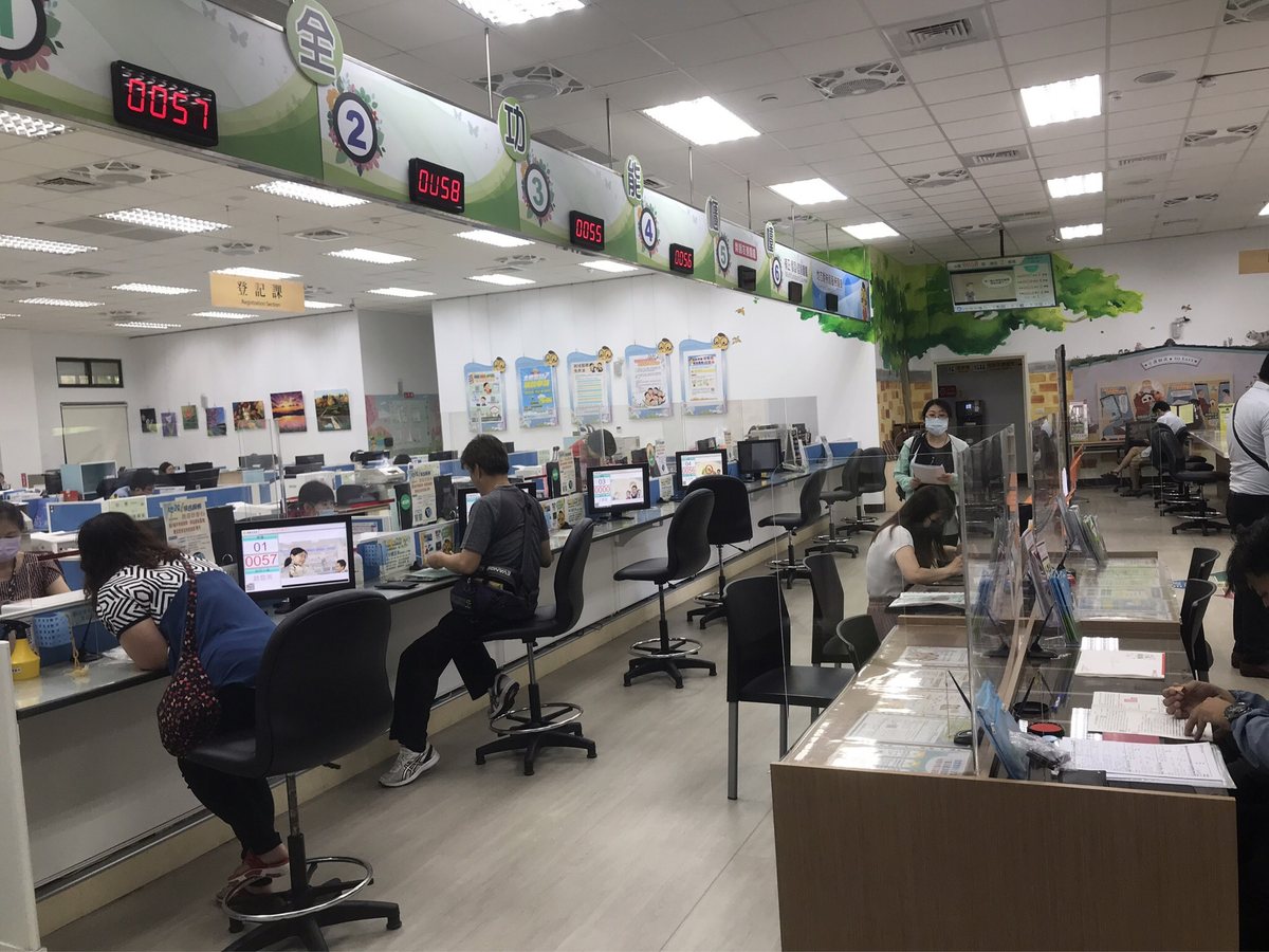 龜山地政事務所臨櫃服務區與櫃檯叫號燈號